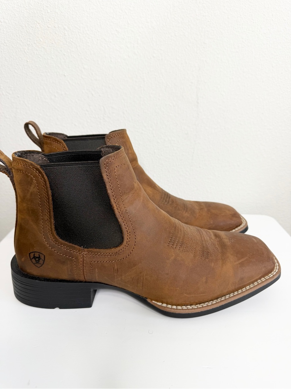 Ariat Men's Booker Ultra Chelsea Boots in a Distressed Brown Leather Size 10.5